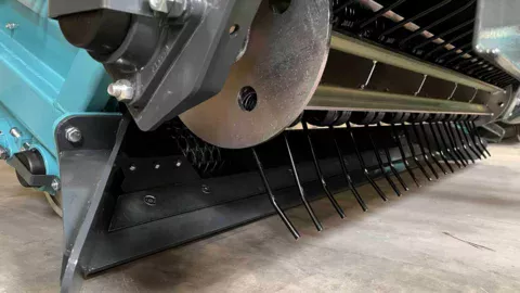 Pickup blade, pickup roll with spring tines